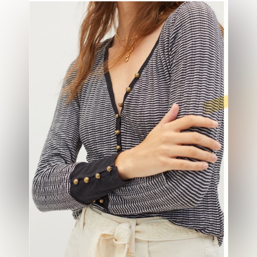 Anthropologie PILCRO long sleeve v-neck Henley black/white waffle textured knit.